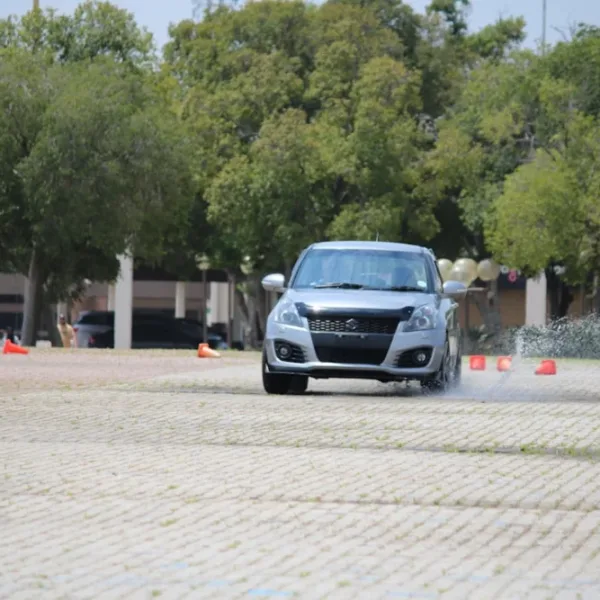 Může umělá inteligence bezpečně řídit auto v komplexním městském prostředí?