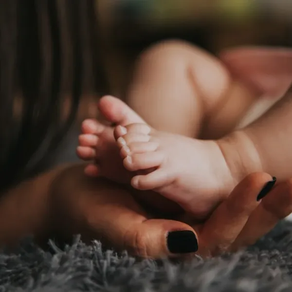 L'IA può tenere un neonato?