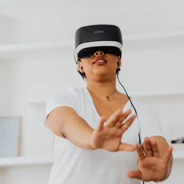 Kann KI ein Virtual-Reality-Erlebnis schaffen, das die Empfindung von Berührung und Textur auf realistische Weise simuliert?