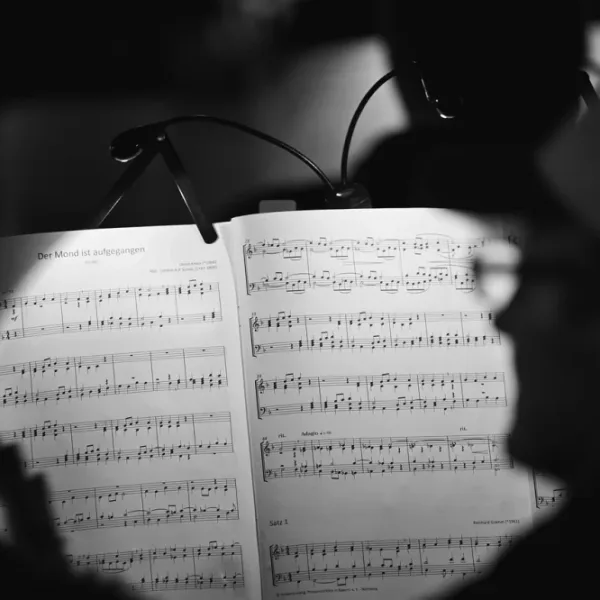 Kan AI generera en musikalisk komposition som framkallar en specifik känslomässig reaktion hos lyssnaren baserat på deras hjärnaktivitet?