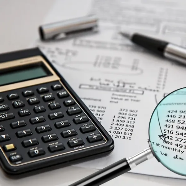 Kan AI självständigt granska och certifiera en börsnoterad komponents finansiella rapporter genom att använda AI för att upptäcka bedrägerier och anmälningsbrott i realtid?