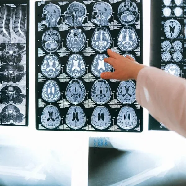 Kan AI generera trovärdiga vetenskapliga hypoteser från omfattande biomedicinsk litteratur på några sekunder?