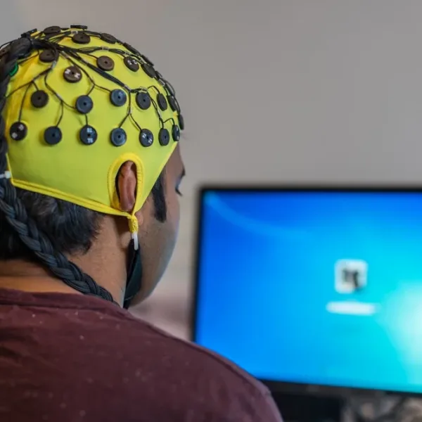 Může AI předpovídat epileptické záchvaty pět minut dopředu pomocí dat z EEG headbandu?