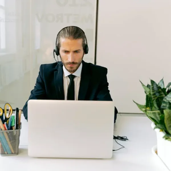 Can AI generate human-like dialogue indistinguishable from real customer service agents in live chat?