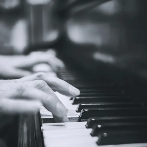 L'IA peut-elle improviser un solo de jazz indistinguishable de celui d'un musicien humain lors d'une performance live ?