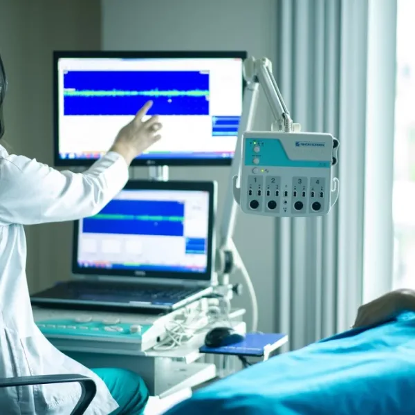 Může umělá inteligence zodpovídat komplexní lékařské diagnostické otázky na úrovni certifikovaného odborníka?