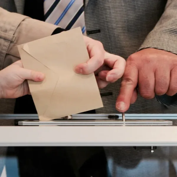 Může AI předpovědět výsledek národních voleb země na základě nálady na sociálních sítích a ekonomických ukazatelů?