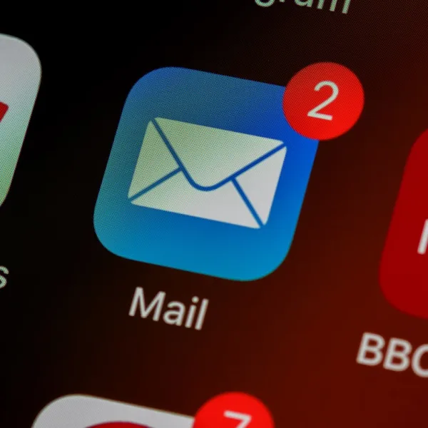 Může AI autonomně vyjednávat lepší smluvní podmínky prostřednictvím e-mailu?